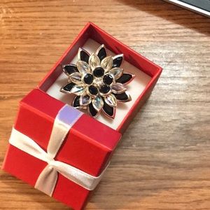 AVON Vintage Black & white Pin in box